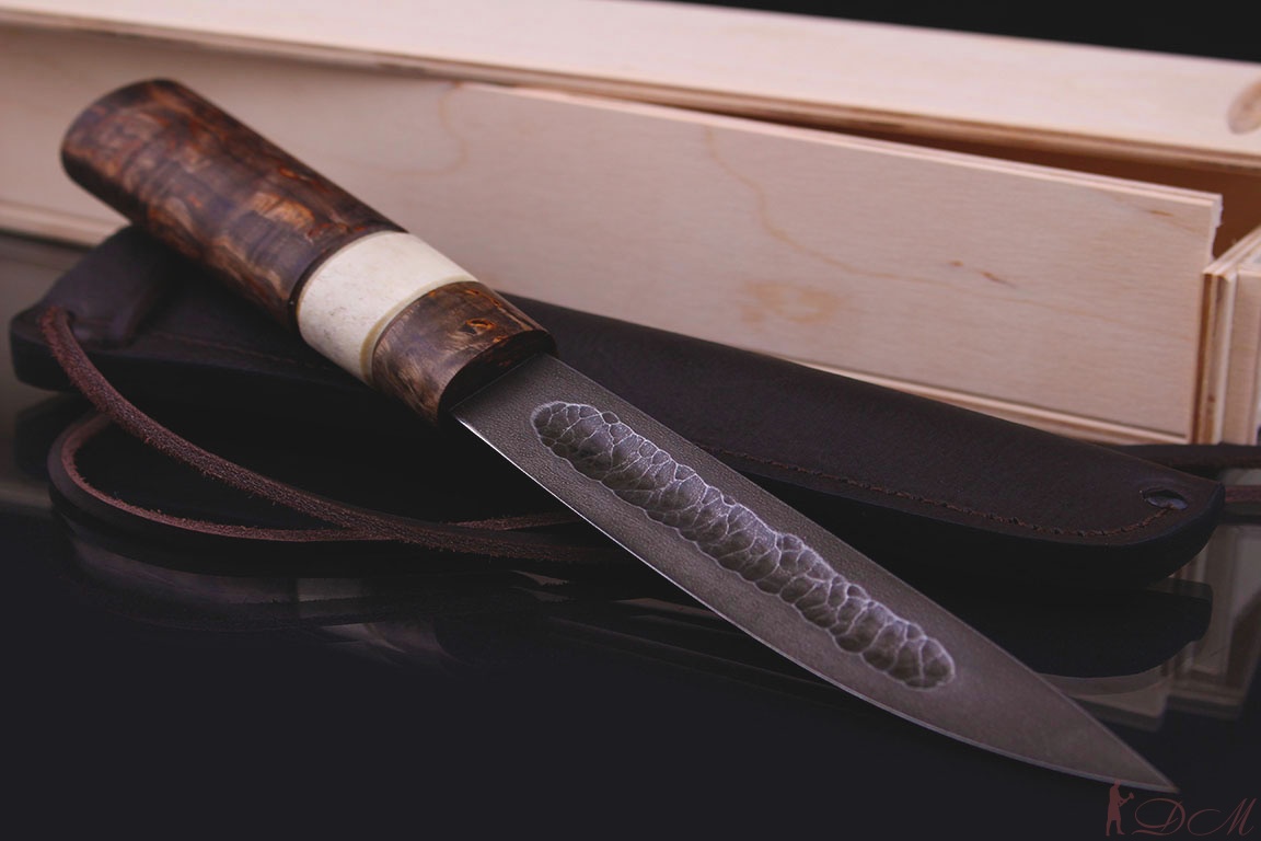 Якутский нож средний "БЫHAХ" кованая ХВ-5. Рукоять стабилизированная карельская береза.